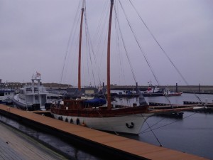 Sowas liegt im März auf Vlieland im Hafen...