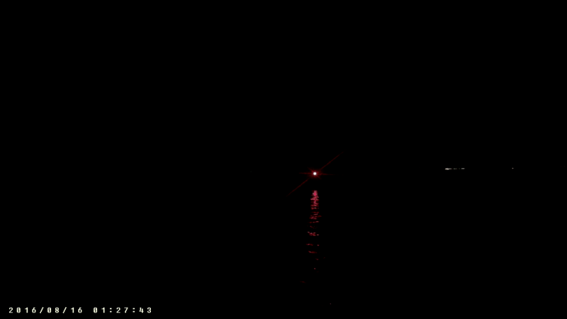 Eine der zwei befeuerten Tonnen auf der Ostemündung. Drumrum: Dunkelheit.