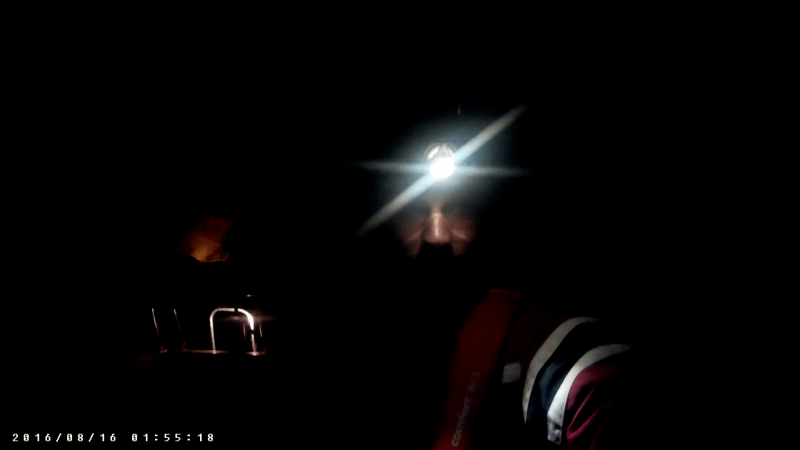 Mit Stirnlampe an Deck. Um meine Augen an die Dunkelheit zu gewöhnen ist sie unterwegs aber aus.